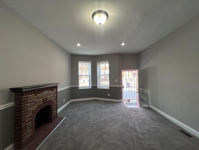 Building Photo - 4 Bedrooms Plus Den with 2.5 Bathrooms