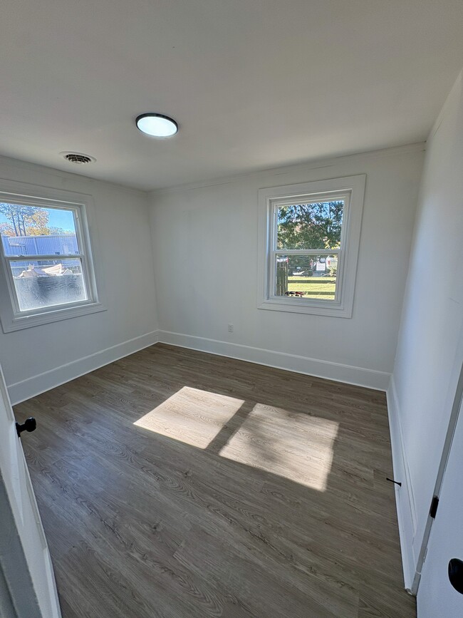 Building Photo - 889 W Main St