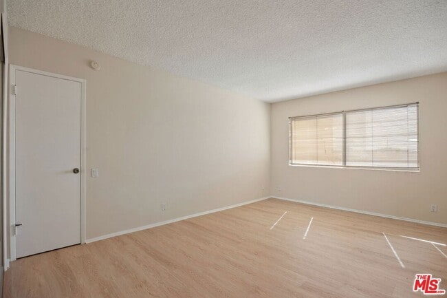 Building Photo - 1025 Kings Rd