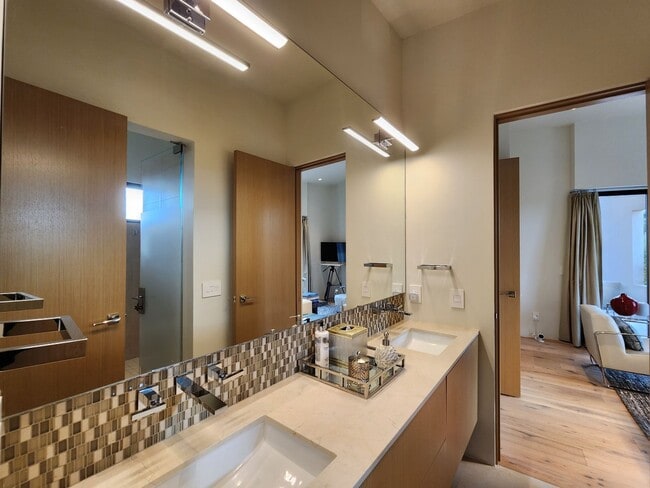 Building Photo - 36 Plz del Centro