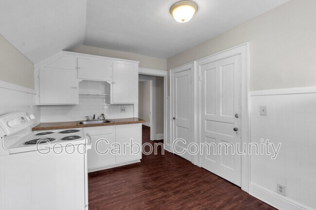 Building Photo - 331 Schenck St