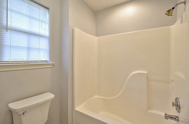 Building Photo - 210 Easy St