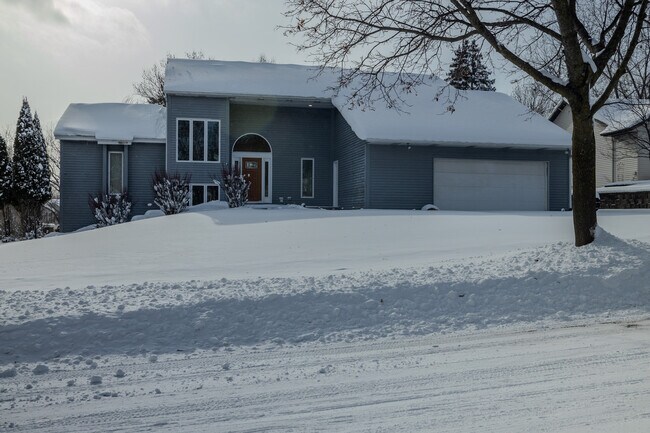 Building Photo - 2630 Glencairin Dr NW