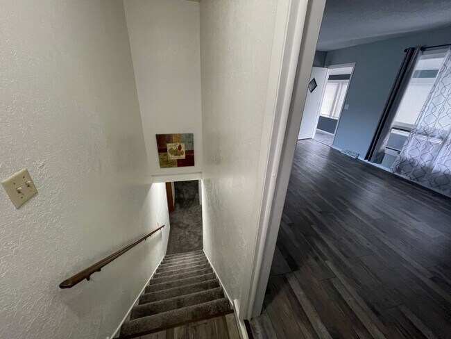 Building Photo - ~ APPLICATIONS PENDING ~ 4 bedroom, 2 bath...