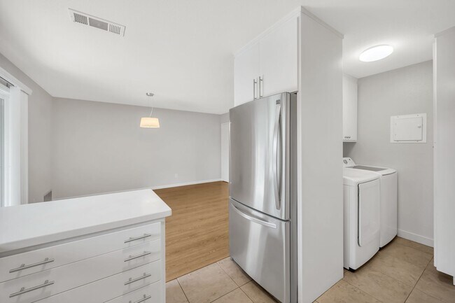 Building Photo - Spacious 4-Bedroom, 2.5-Bath Townhouse Clo...