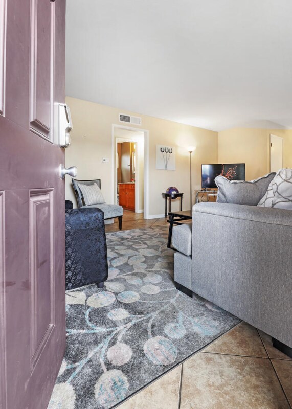 Building Photo - 718 N Floral St