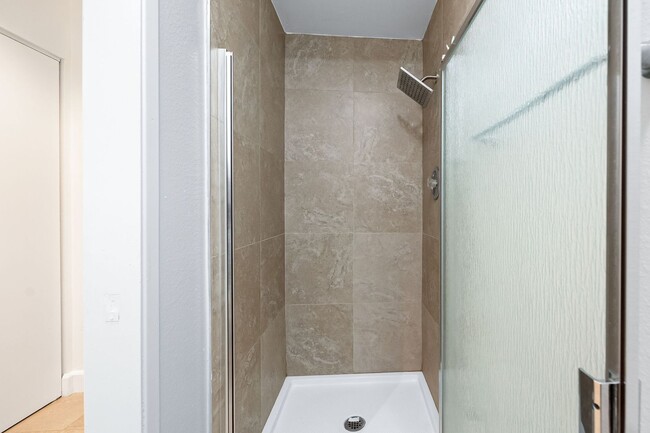 Building Photo - Limited-Time Move-In Special – $500 Deposi...