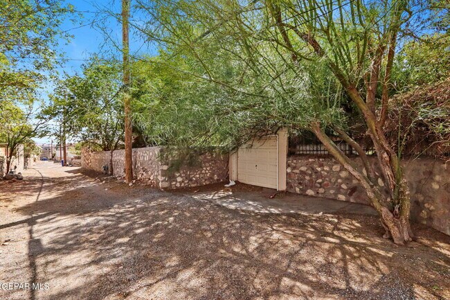 Building Photo - 2709 N Florence St