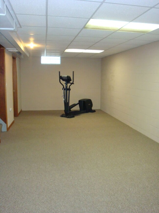 Building Photo - 3 Bedroom, 2 Bath Single Family Home in Quiet Kenosha Neighborhood