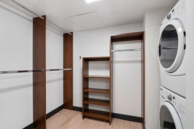 Building Photo - Stunning Fully Furnished Condo in Downtown...