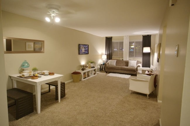 Building Photo - West Broad Plaza