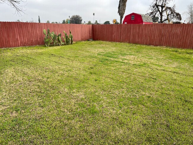 Building Photo - North Bakersfield House