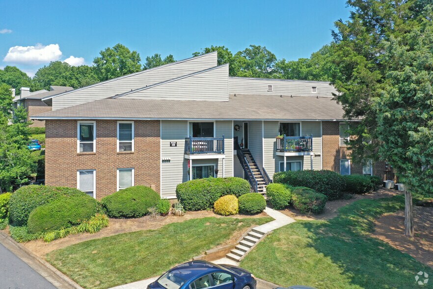 Corners at Crystal Lake 2700 Reynolda Rd WinstonSalem NC 27106