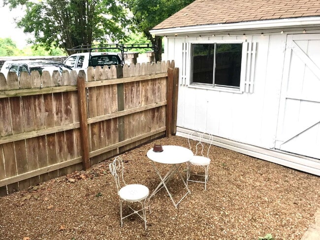 Building Photo - Phenomenal Downtown River View!