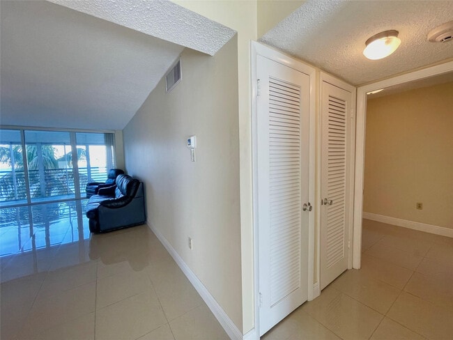 Building Photo - 1175 NE Miami Gardens Dr