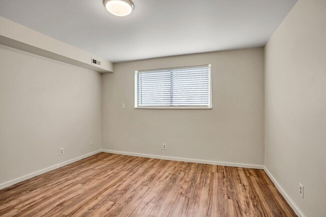 Building Photo - 817 W Heather Ln