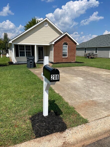 Building Photo - 208 Strawbridge Ln