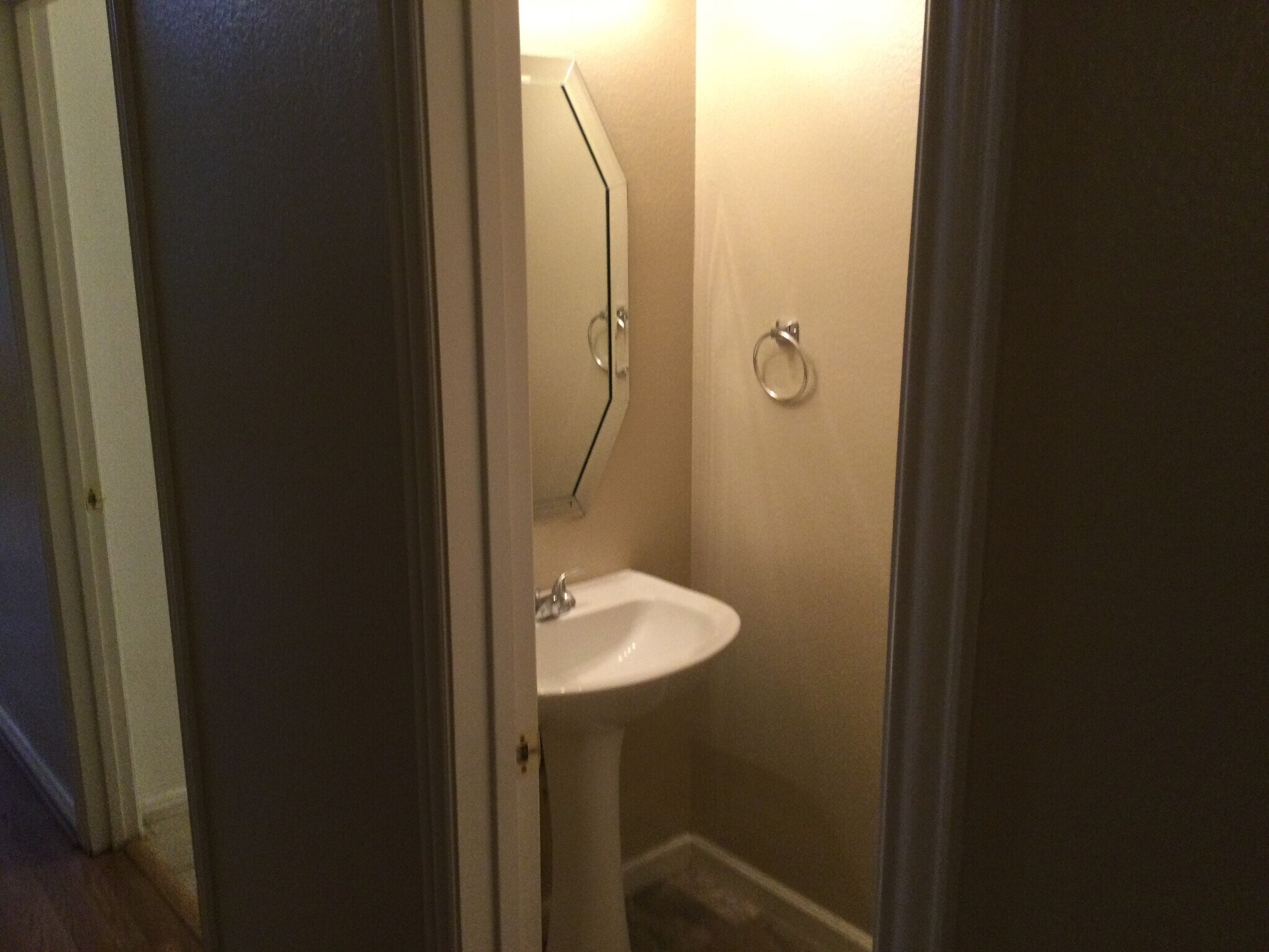 Building Photo - 2306 Valley Creek Dr