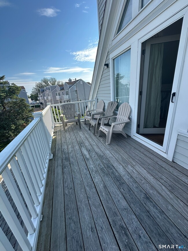 Building Photo - 664 Fairfield Beach Rd