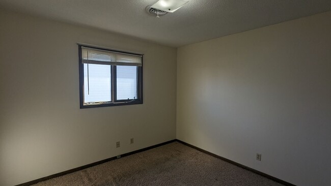 Building Photo - Everything on one level in West End duplex