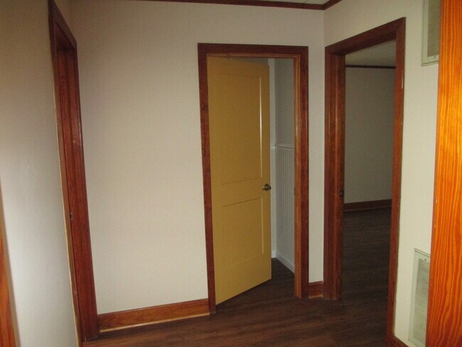 Building Photo - 3 Bedroom, 2 Bath home on a large lot with...