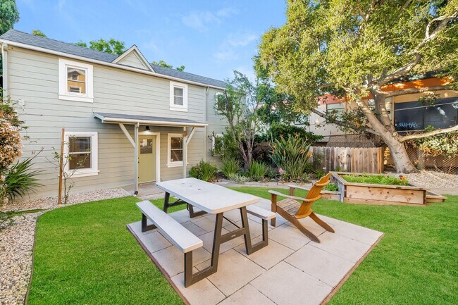 Building Photo - Available Northbrae Garden Cottage!