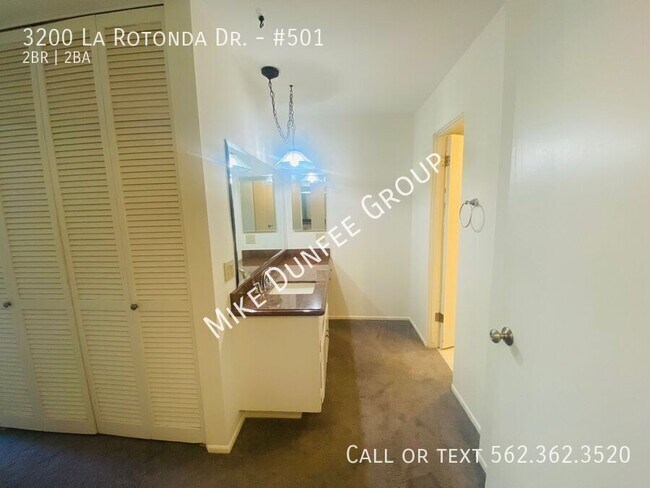 Building Photo - 3200 La Rotonda Dr