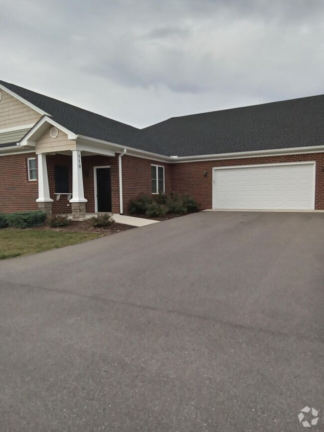 Building Photo - Patio Townhome Located 1 Block from Bedfor...