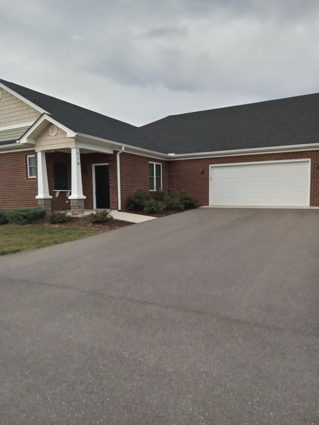 Primary Photo - Patio Townhome Located 1 Block from Bedfor...