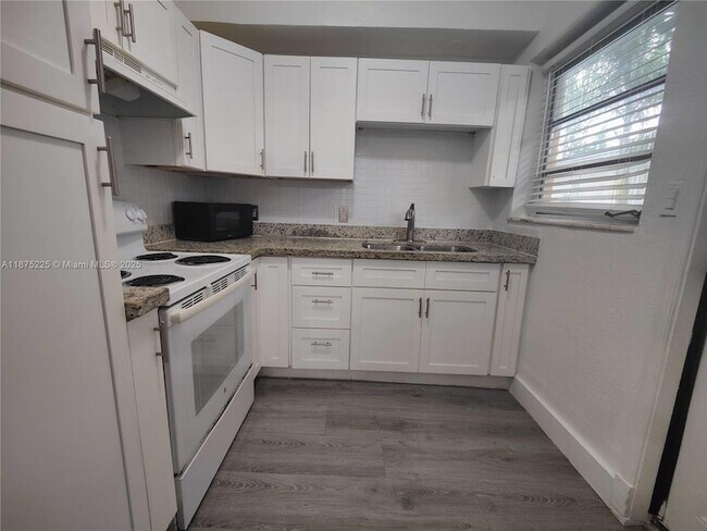 Building Photo - 2165 Bay Dr