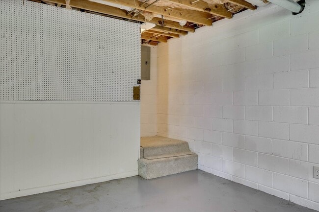 Building Photo - 2111 Huron Dr