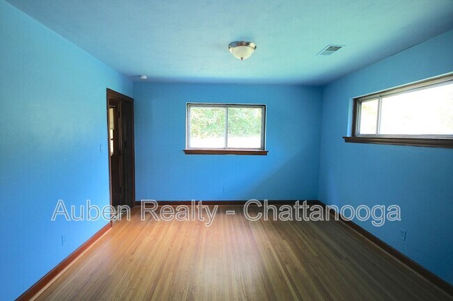 Building Photo - 1501 Akins Dr