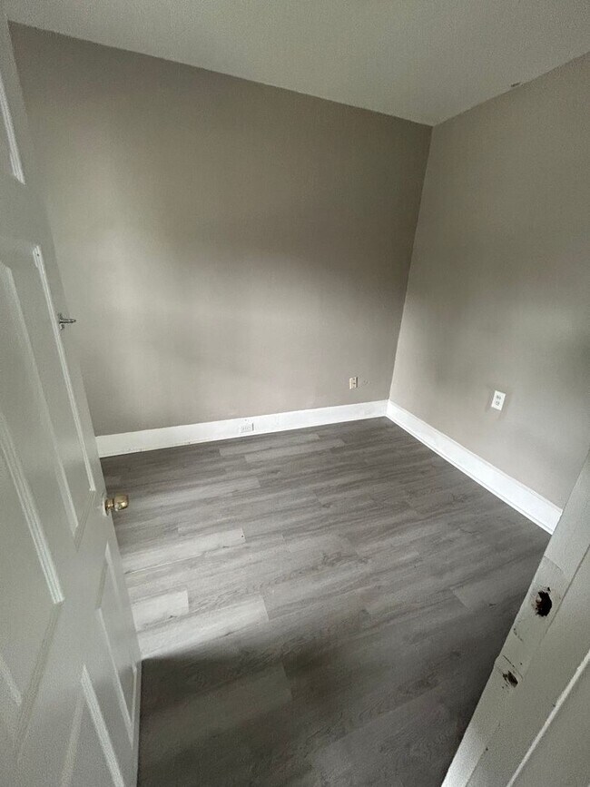 Building Photo - Coming Soon! Section 8 Accepted! Renovatio...