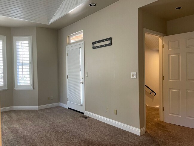 Building Photo - 3 bedroom, 3 bath, entertainment room, lib...