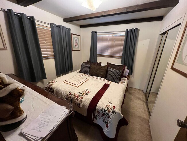 Building Photo - Large furnished 4 bedroom home with 2 car ...