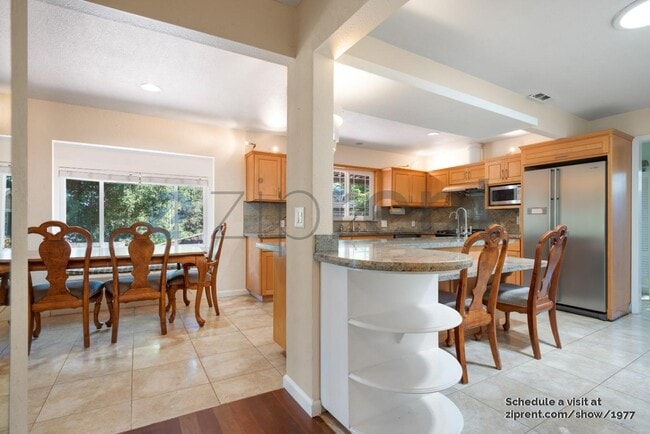 Building Photo - 10609 Creston Dr