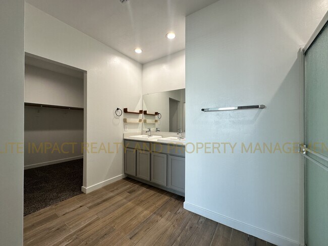 Building Photo - 11112 S Weismann Dr