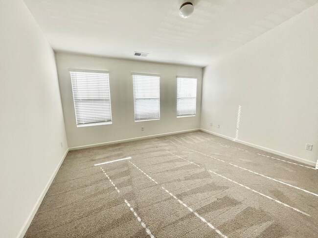 Building Photo - 2 br 2.5 ba townhome near shopping AVAILAB...