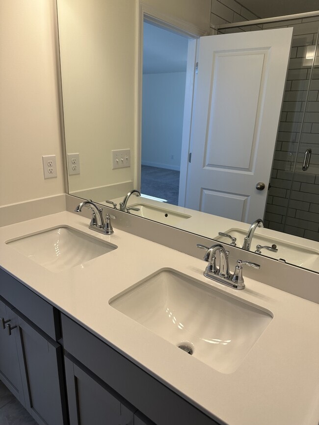 Building Photo - 1027 S Point Rd