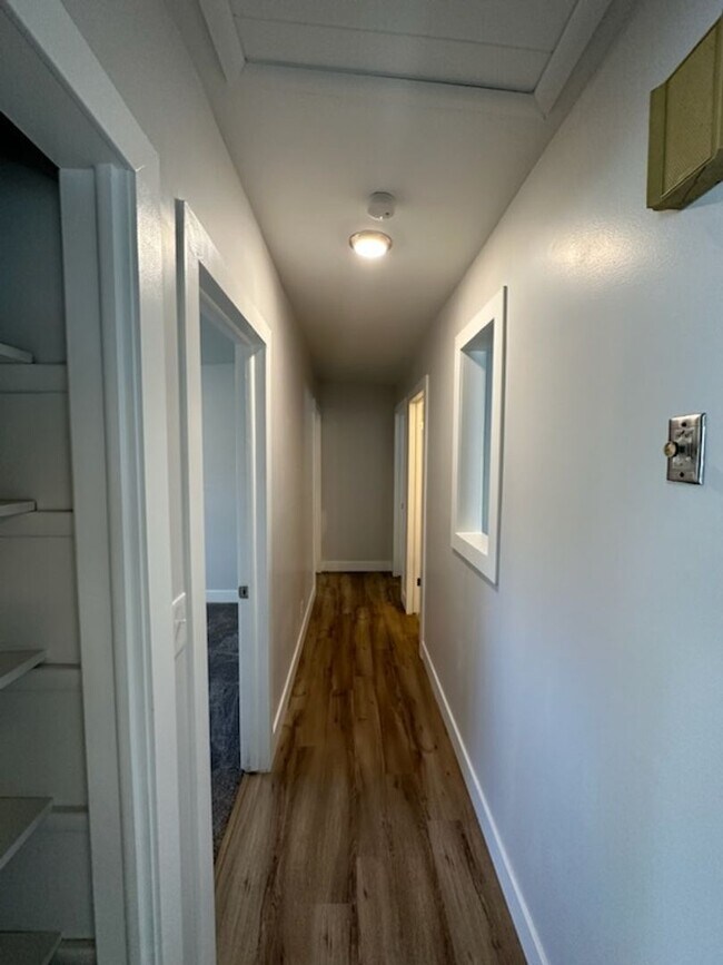 Building Photo - Beautiful 6 bedroom 2 bathroom home is a m...