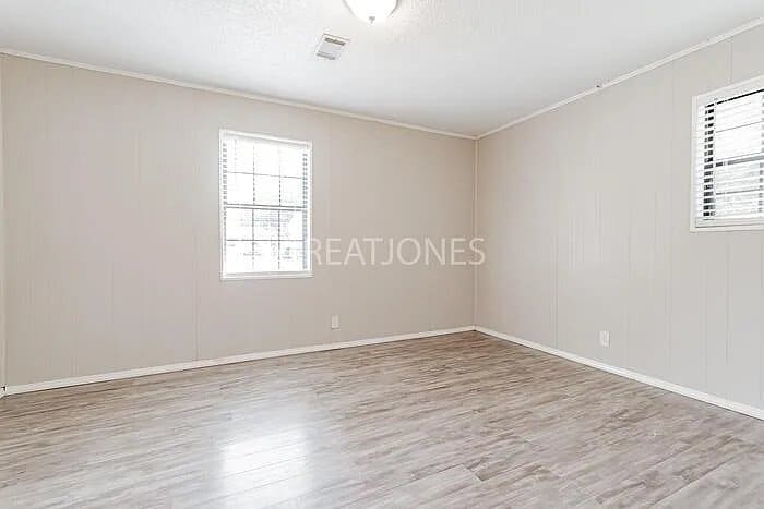 Building Photo - 700 Kester St