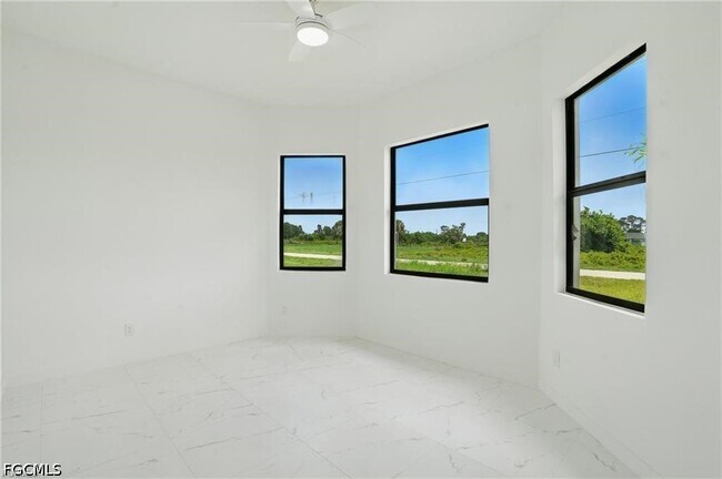 Building Photo - 472 Rajah St