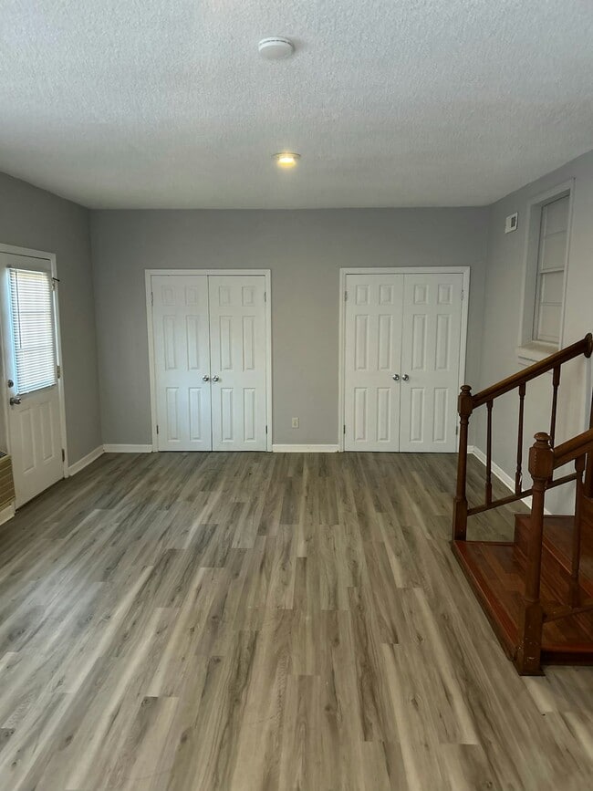 Building Photo - 107 Smith St