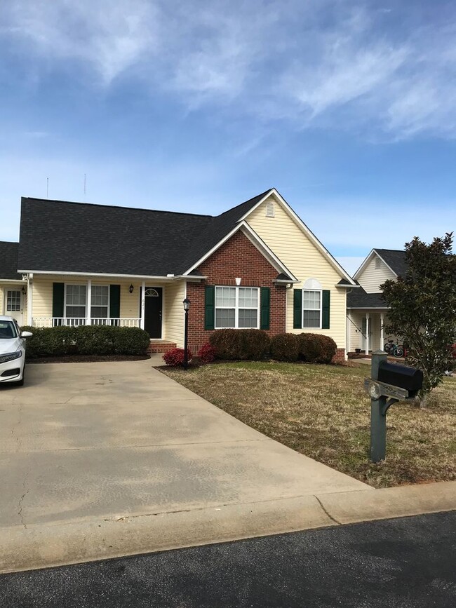 Building Photo - Newly Updated in Boiling Springs