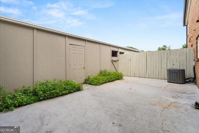 Building Photo - 360 Winding River Dr