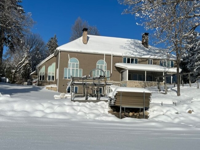 Building Photo - Stunning Lakefront Estate in Wayzata!