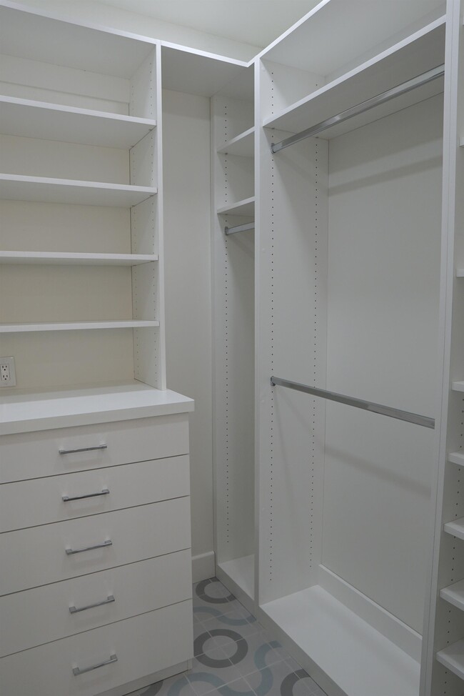 Building Photo - 204 N Hermosa Dr