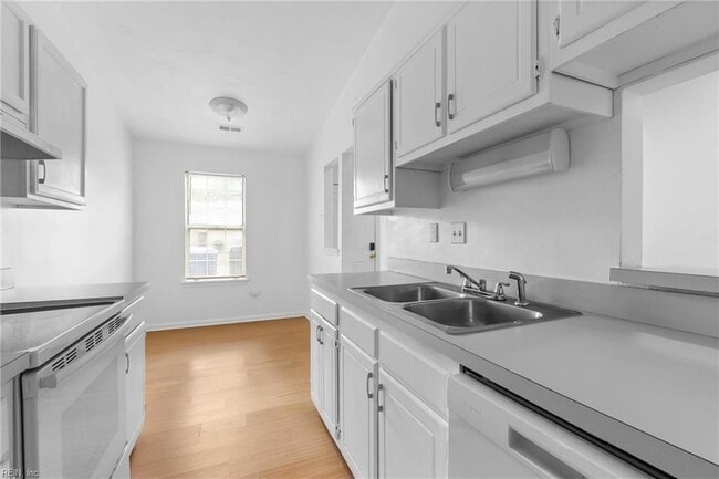 Building Photo - 582 Peregrine St
