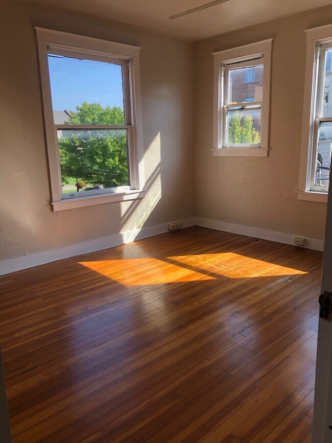 Building Photo - 104 West Chestnut