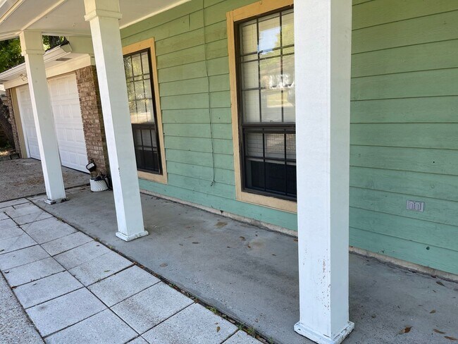Building Photo - 4615 Gladstone Dr